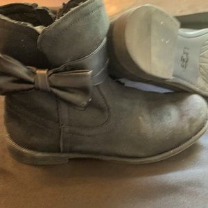 Girls Ugg boots with bow no box size 2y ( lightly worn)